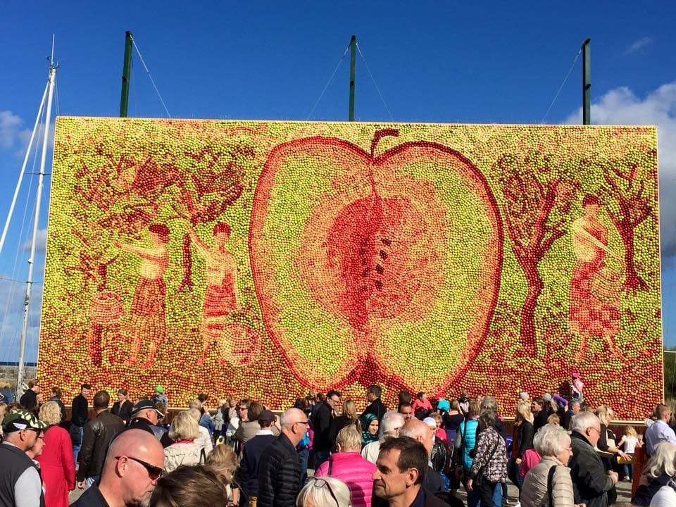 Med-hjärtat-i-handen-årets-tavla